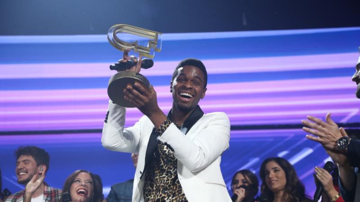 El cantante Famous, de origen nigeriano, vive desde los seis años en Bormujos, un municipio de Sevilla.