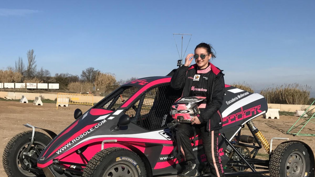 Ares Lahoz posa amb el cotxe que va pilotar a Motorland i que utilitzarà al Campionat d’Europa que arranca el mes de maig vinent.
