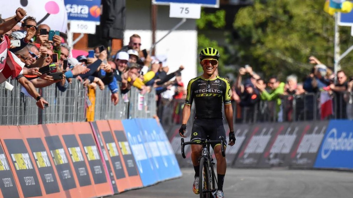 El ciclista colombiano Esteban Chaves cruza victorioso la meta.