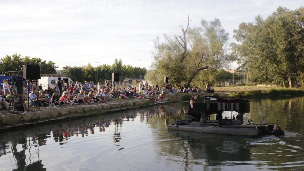 El piano flotante, el pasado septiembre en el río Segre en Lleida.
