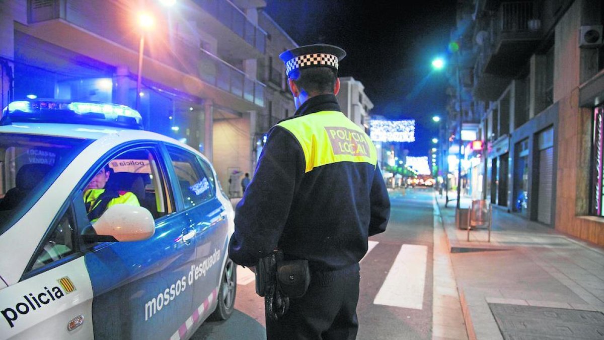Imatge d’arxiu d’un agent de la Policia Local de Tàrrega al costat d’un Mosso d’Esquadra.