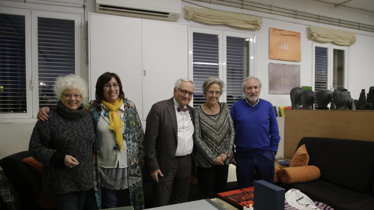 El poeta Carles Duarte (centro), ayer en la Fundació Vallpalou poco antes de la presentación del libro.