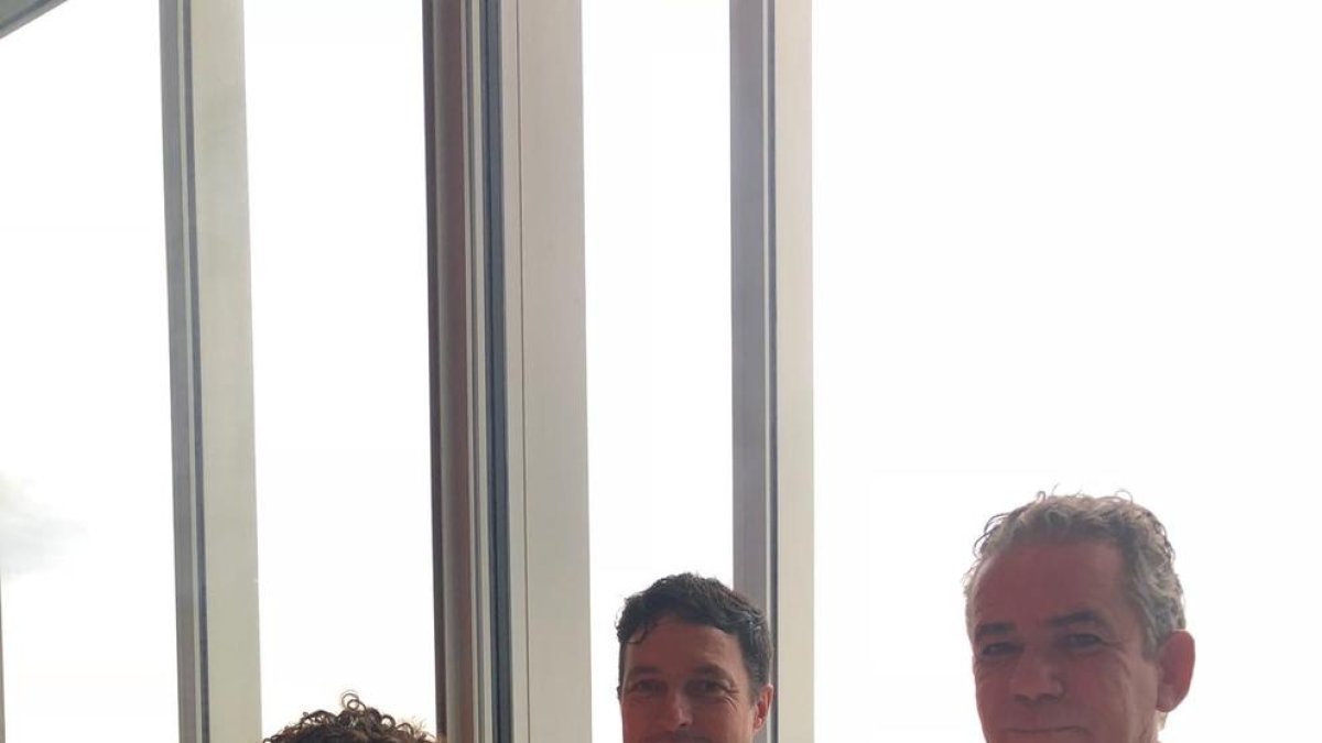 L’arquitecta Maite Sainz de la Maza, l’enginyer Macari de Torres i Santi Llusera, de GSL Prefabricats.