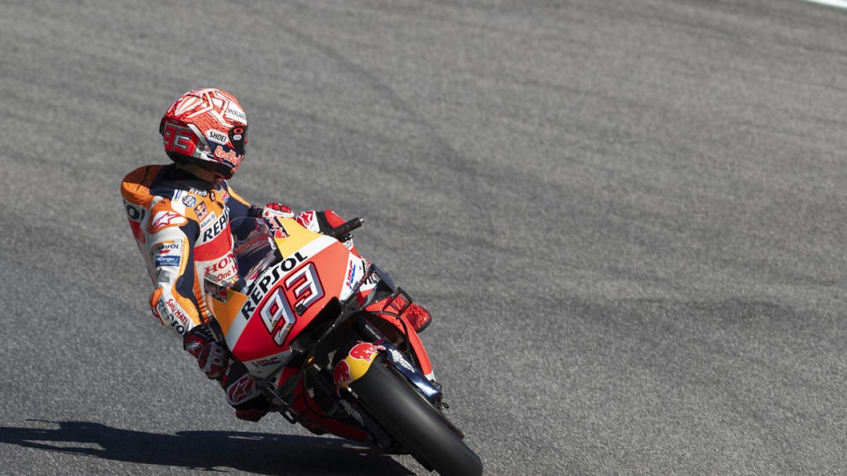 Marc Màrquez observa si el segueix algun pilot durant la sessió de lliures del Gran Premi d’Itàlia.