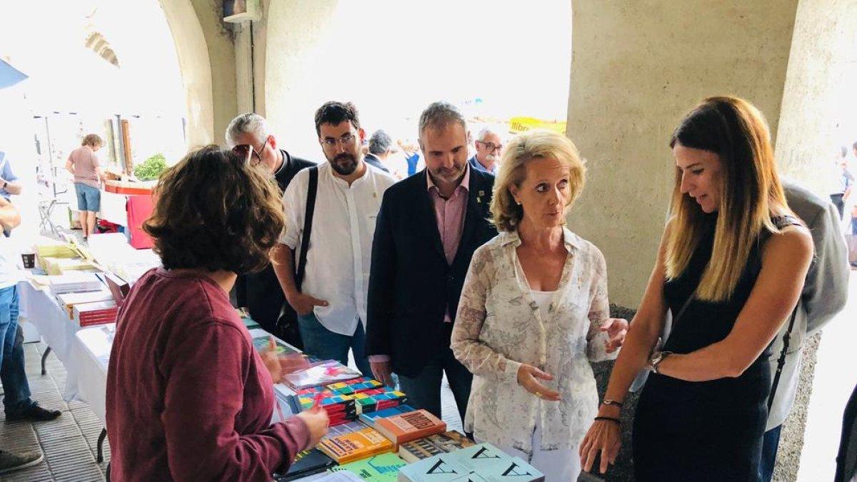 La consellera de Cultura y la ministra de Cultura de Andorra, ayer en la Fira del Llibre del Pirineu en Organyà, que llenó de lectores la travesía de la C-14 en la ‘Carrerada’.