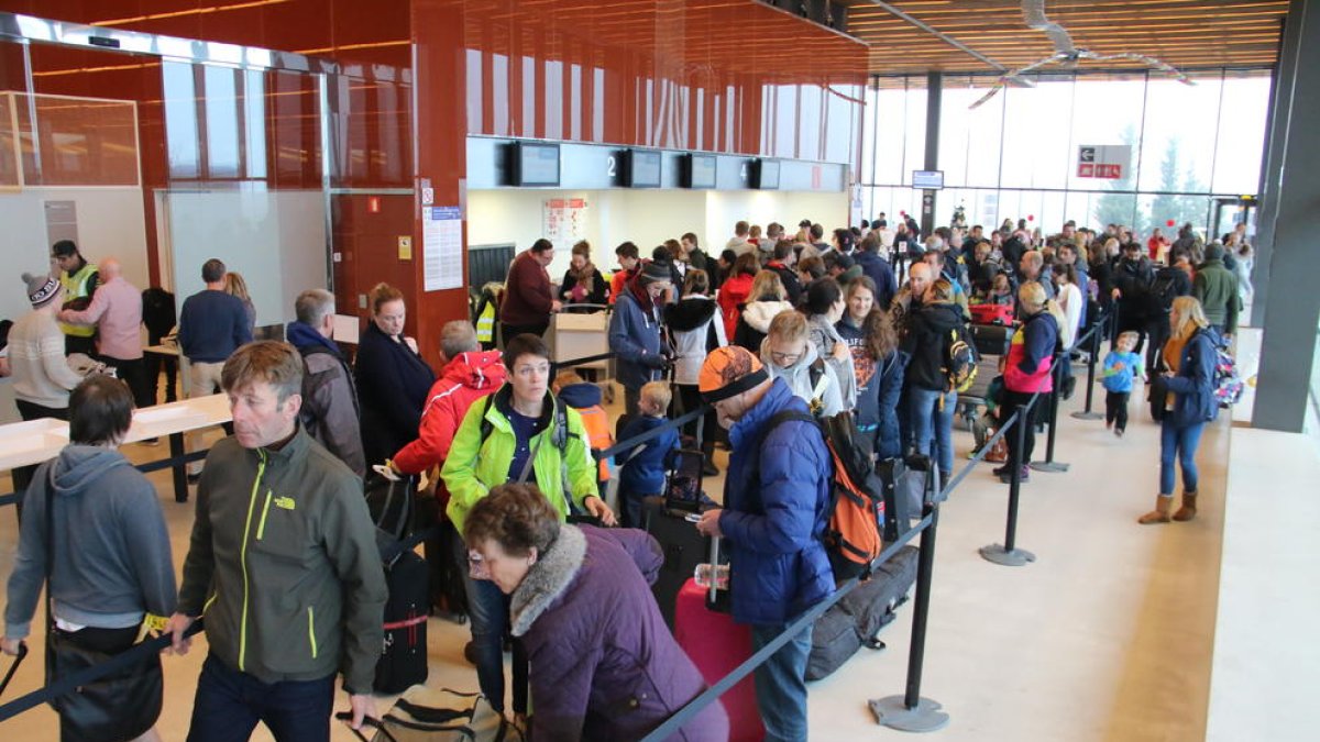 Imagen de archivo de viajeros el pasado invierno en el aeropuerto leridano.
