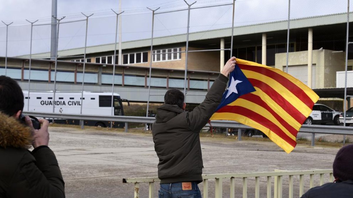 Els presos independentistes ingressen a les presons madrilenyes