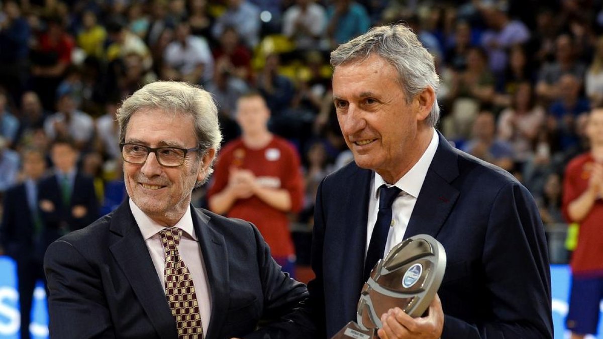 Pesic va rebre abans del partit el trofeu al millor tècnic de l’ACB.