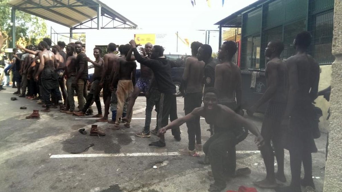 Alrededor de 115 inmigrantes subsaharianos lograron saltar ayer la valla fronteriza que separa Ceuta de Marruecos.