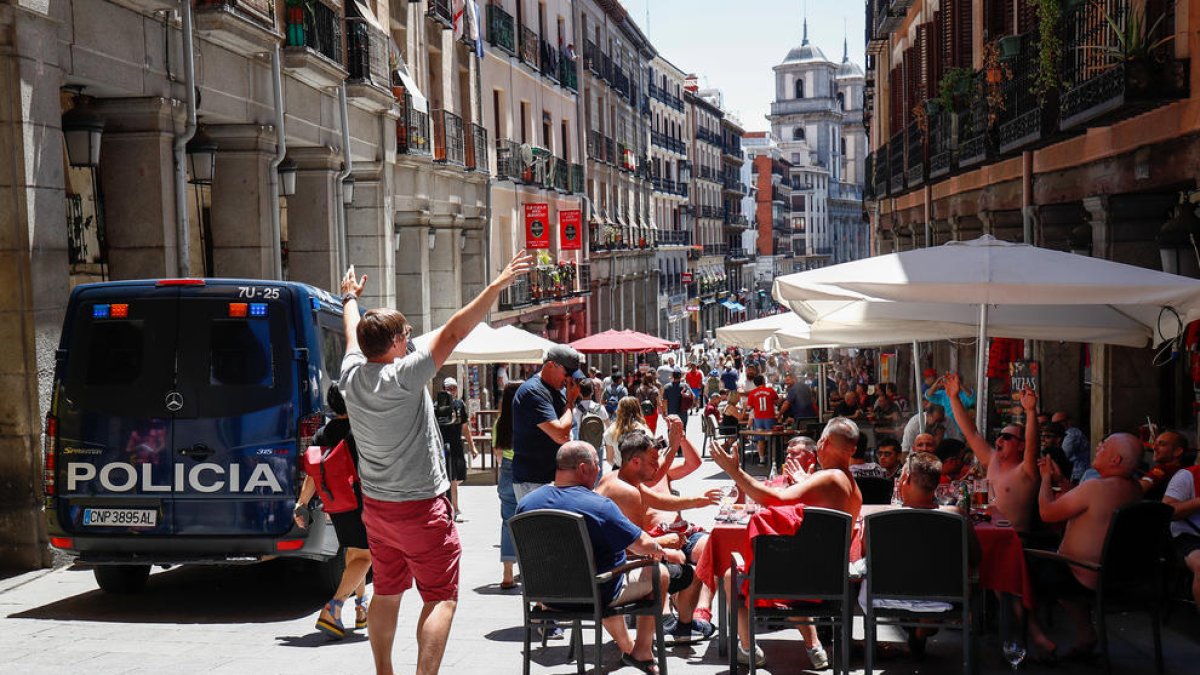 Aficionats anglesos van abarrotar els carrers de Madrid durant les hores prèvies a la final.
