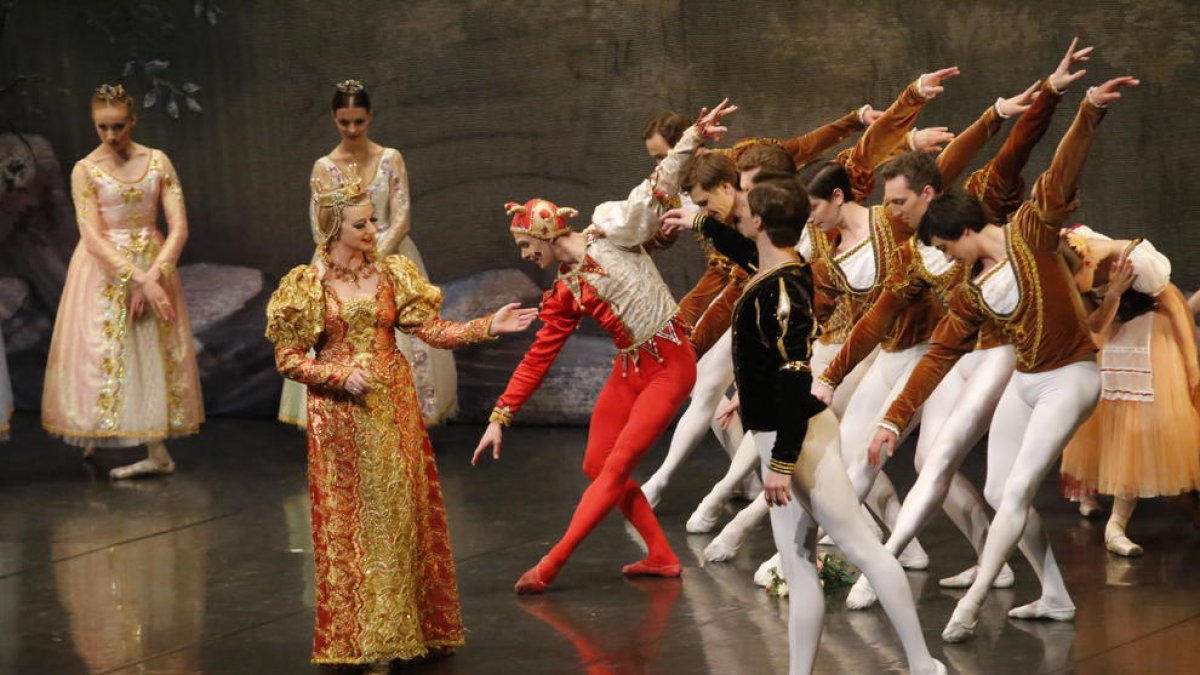 La compañía Ballet de Moscú ofreció ayer en la Llotja el espectáculo de danza 'El lago de los cisnes'.