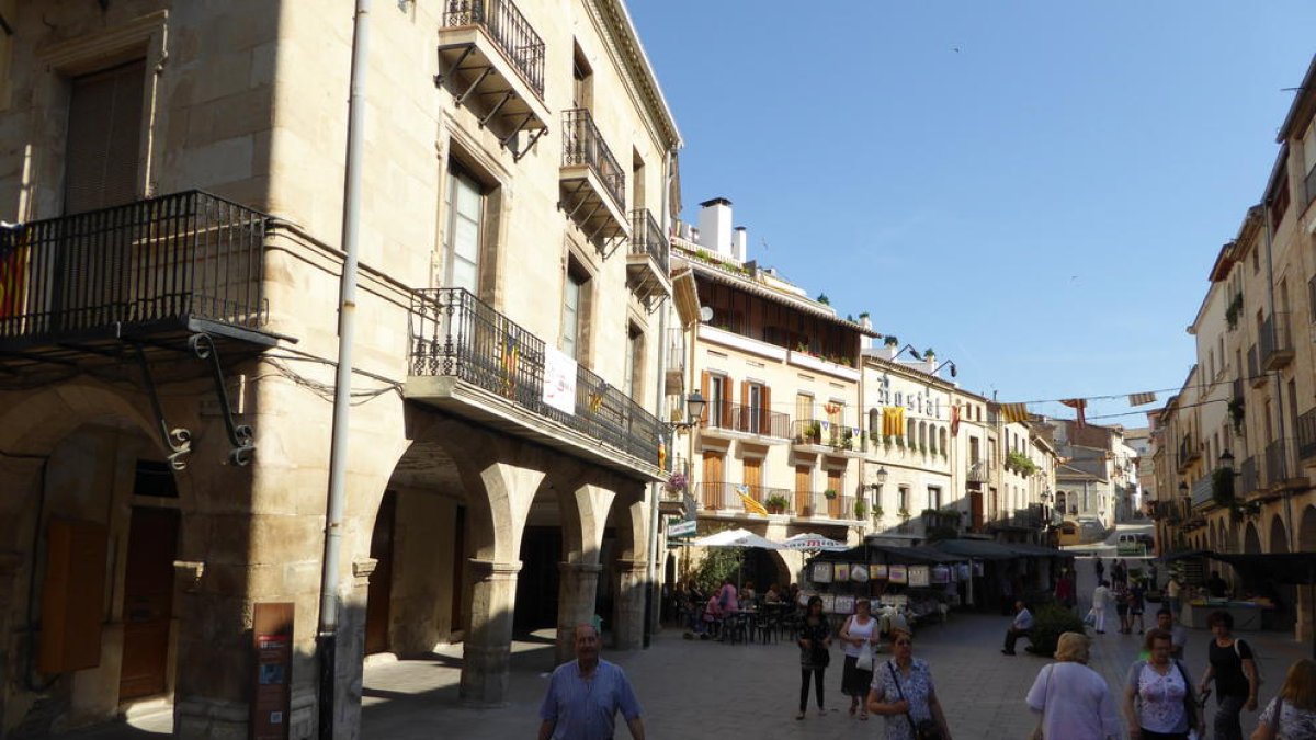 Imatge de la plaça porticada de les Borges Blanques.