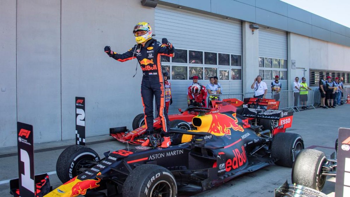 Verstappen celebra, sobre su monoplaza, la victoria en el Gran Premio de Austria.