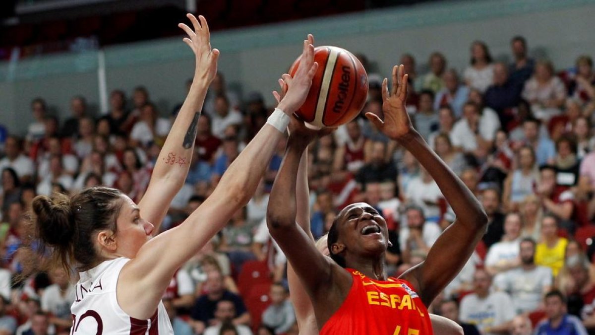 La pivot espanyola Astou Ndour, durant el partit contra Letònia.