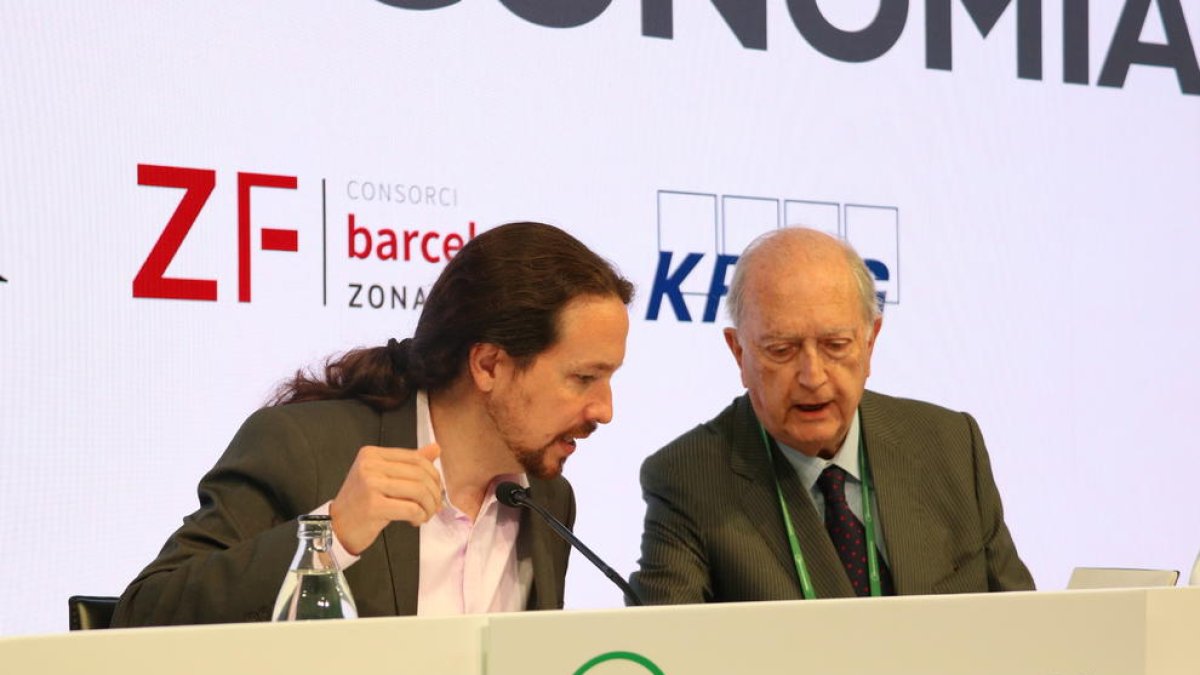 El líder de Podemos, Pablo Iglesias, habla con el presidente del Cercle d’Economía, Juan José Brugera.