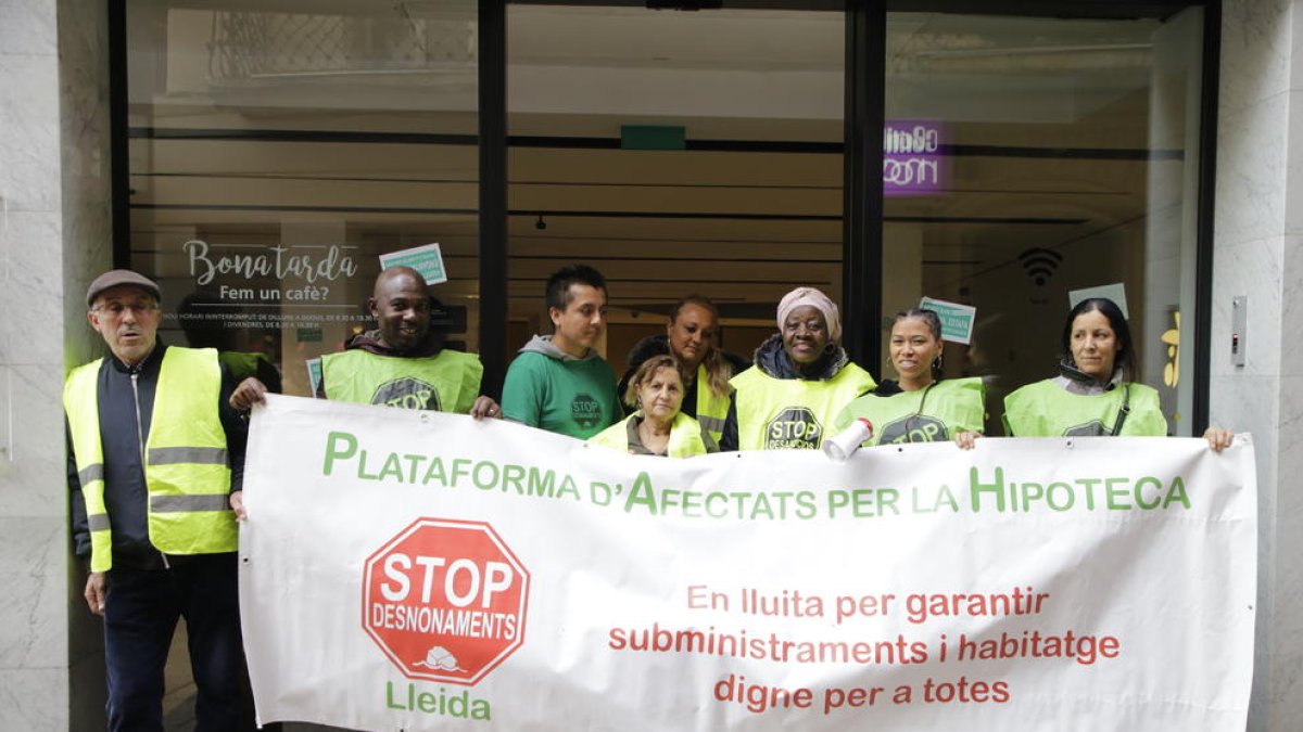 La PAH okupó ayer una oficina bancaria para pedir alquiler social.