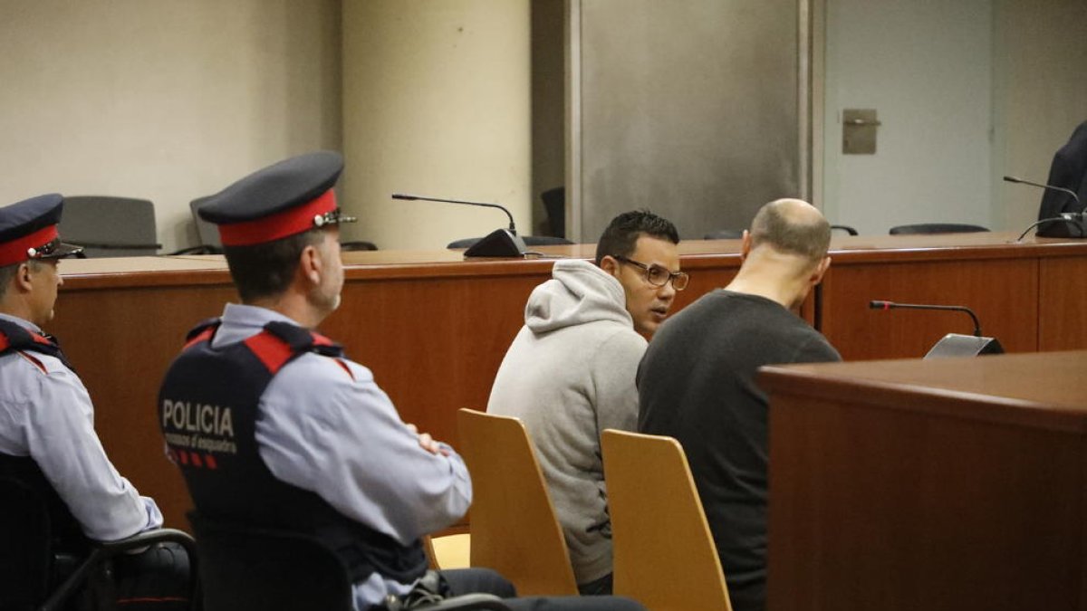 L’acusat, a l’esquerra, va declarar amb l’ajuda d’un intèrpret.