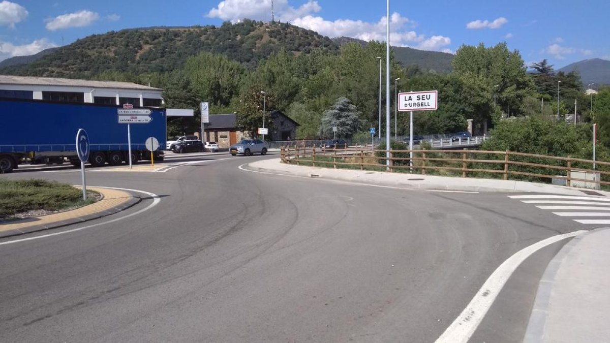 A la izquierda, parte de la rotonda que distribuye el tráfico y al fondo el puente sobre el Valira.