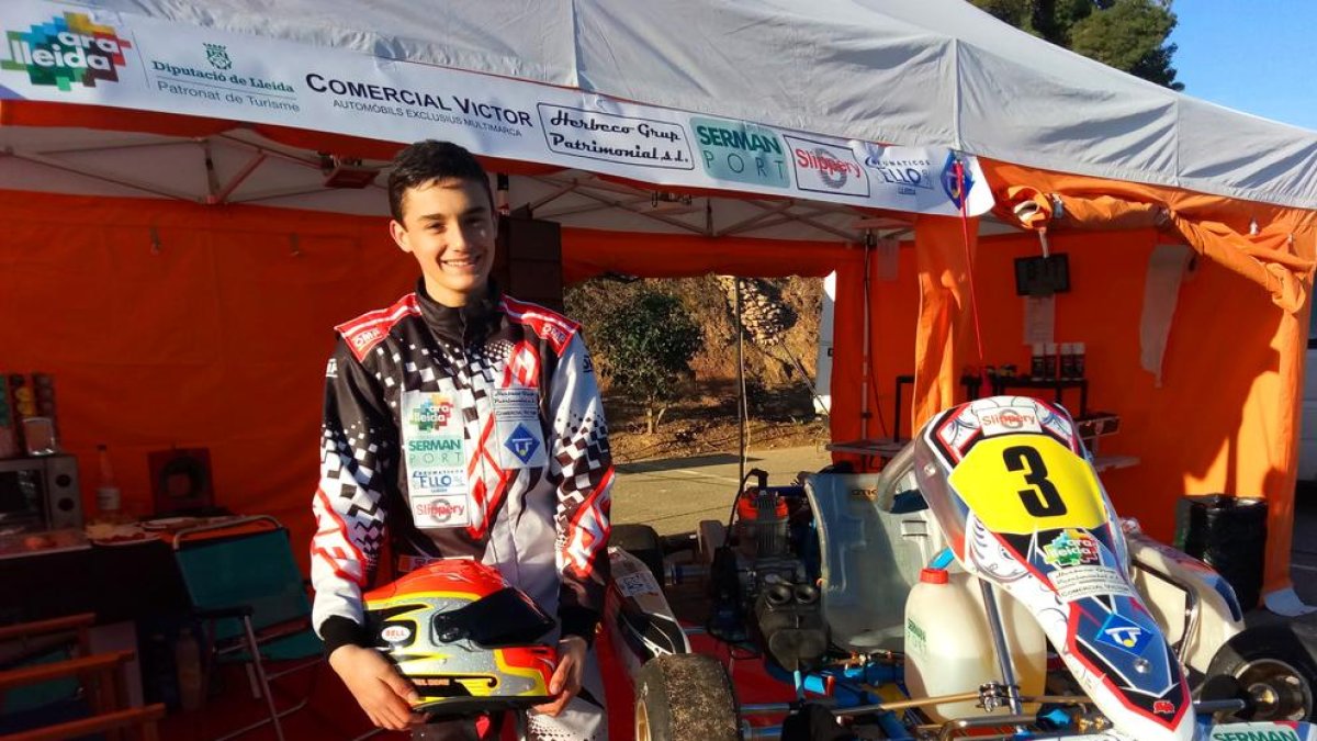 Samuel Bean, en una imagen de este año, junto a su kart de competición.