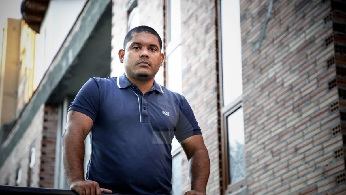 Álex Gómez (Venezuela): 'Tenía que huir para salvar mi vida y la de mi hija'