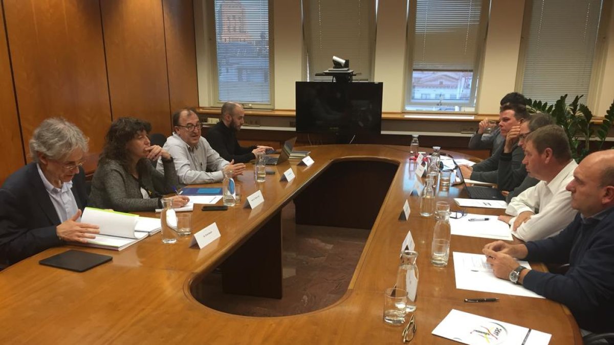 Imatge de la reunió de la consellera i el seu equip amb JARC.
