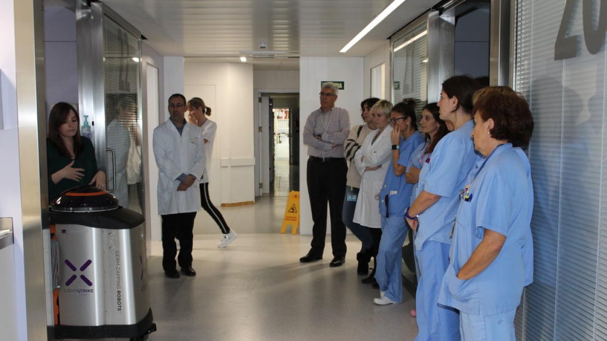 Un moment de la presentació del robot al personal sanitari de l’Arnau de Vilanova.