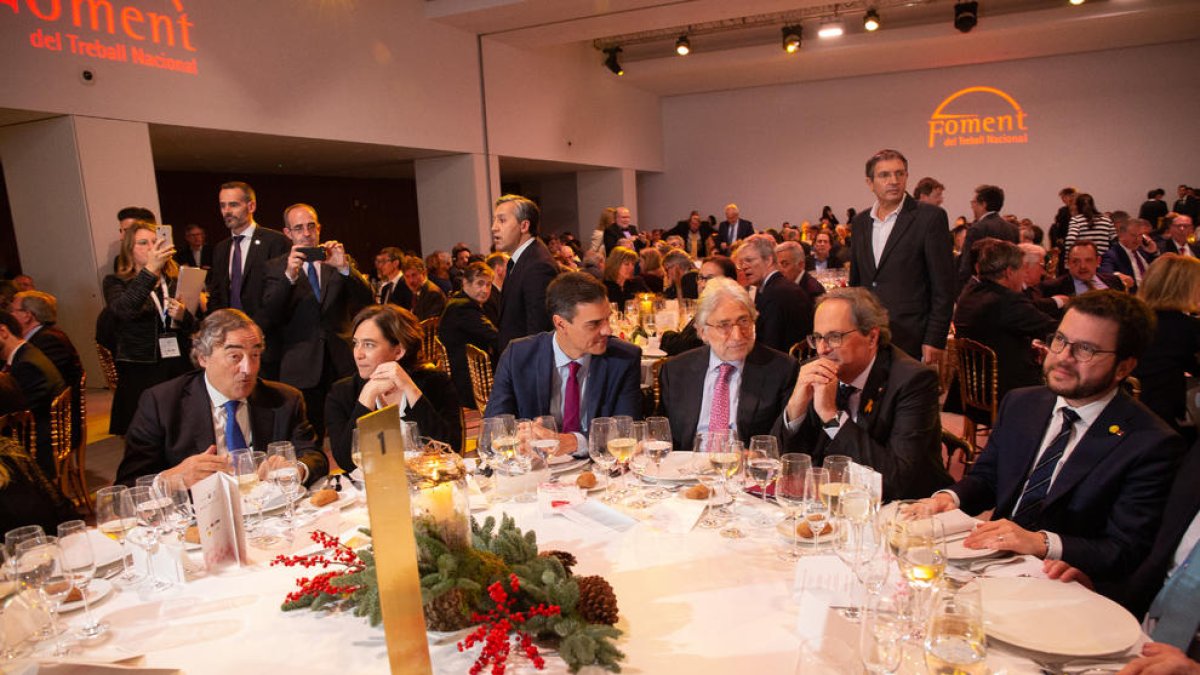 Sànchez Llibre, sentado entre Pedro Sánchez y Quim Torra.