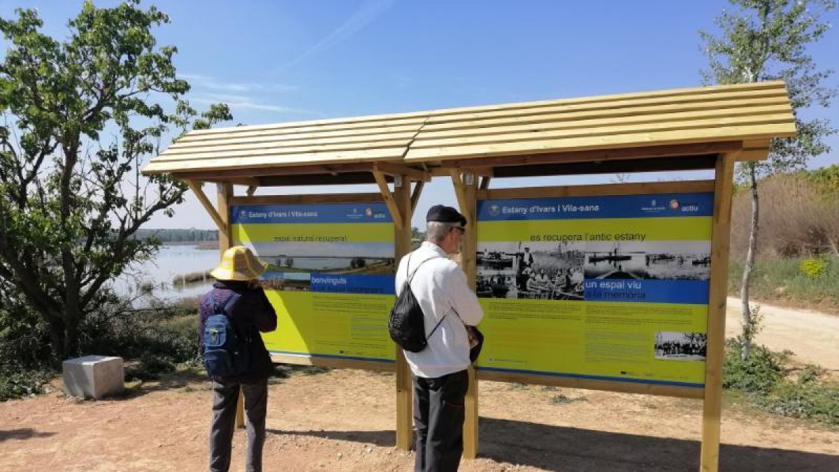 Els nous plafons informatius a la zona de l’estany.