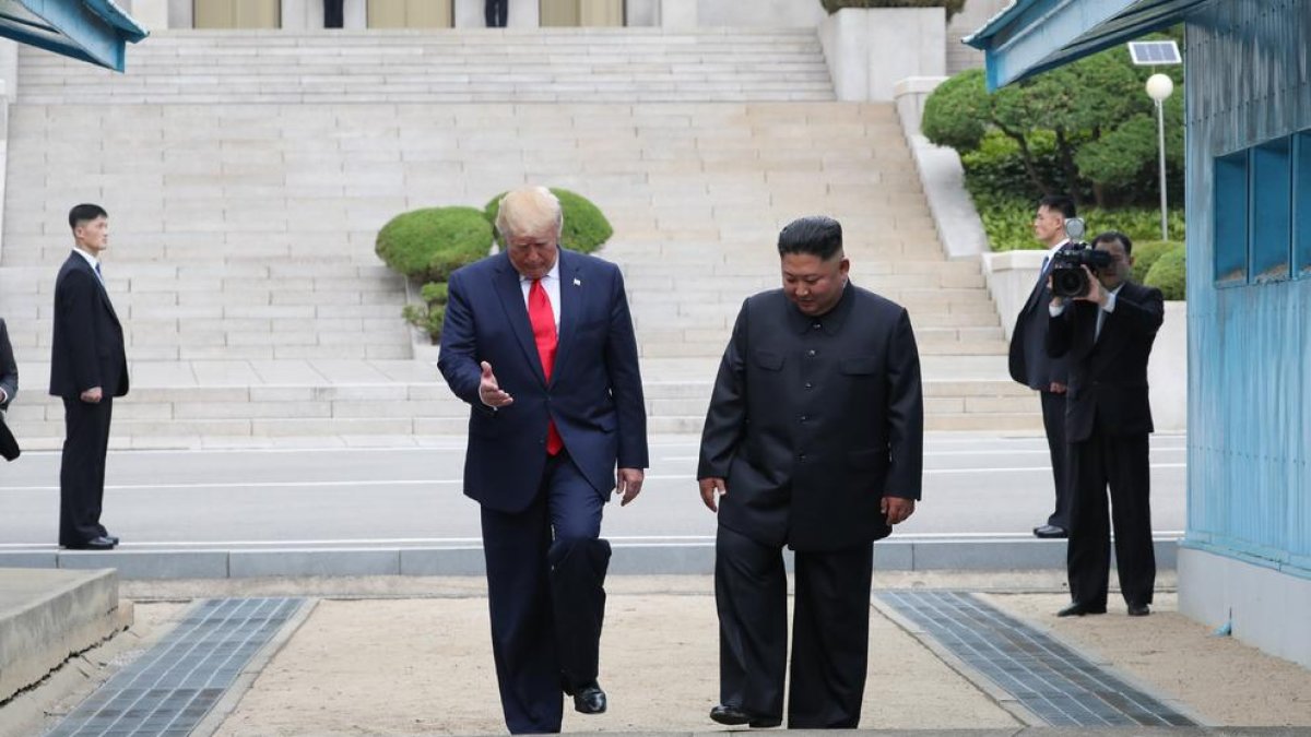 Kim Jong Un acompañó a Trump a cruzar la frontera norcoreana en lo que calificaron de hecho histórico.