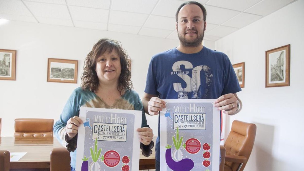 L’alcalde i la regidora d’Agricultura, amb el cartell de la fira.