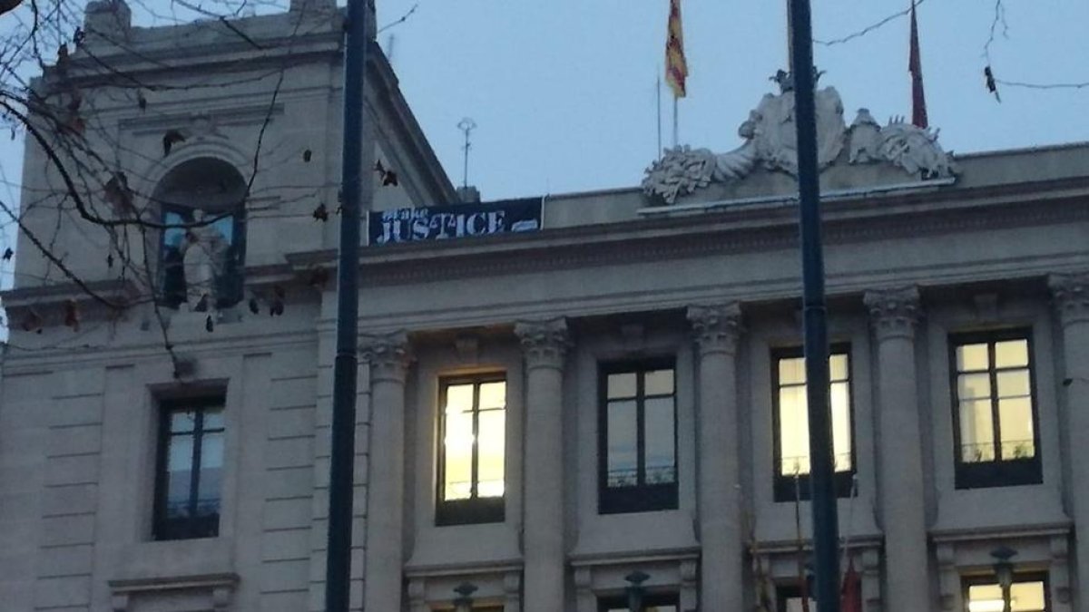 La Paeria llueix de forma fugaç una pancarta de suport als presos independentistes