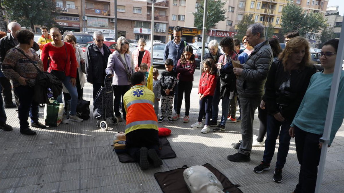 Nombroses persones seguint el taller sobre RCP, ahir al carrer Doctor Fleming de Lleida.