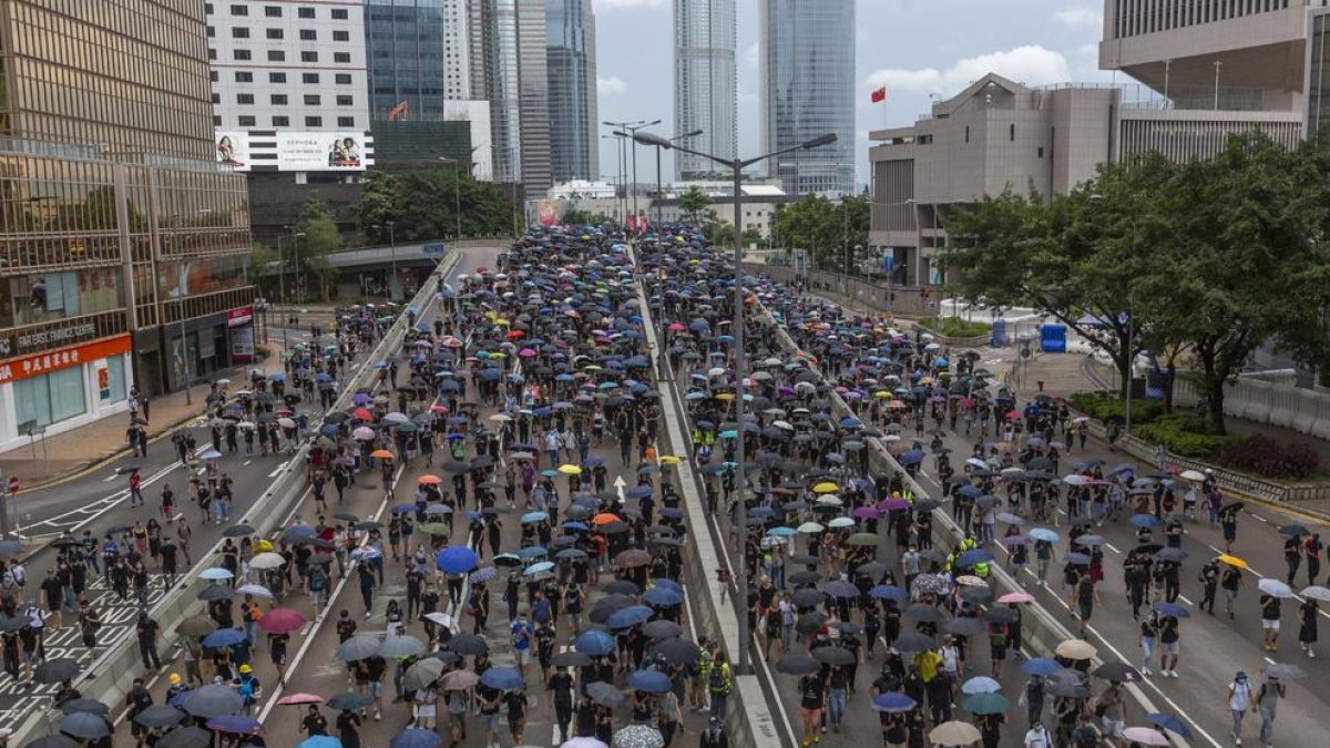 Milers de hongkonguesos van sortir novament ahir als carrers.