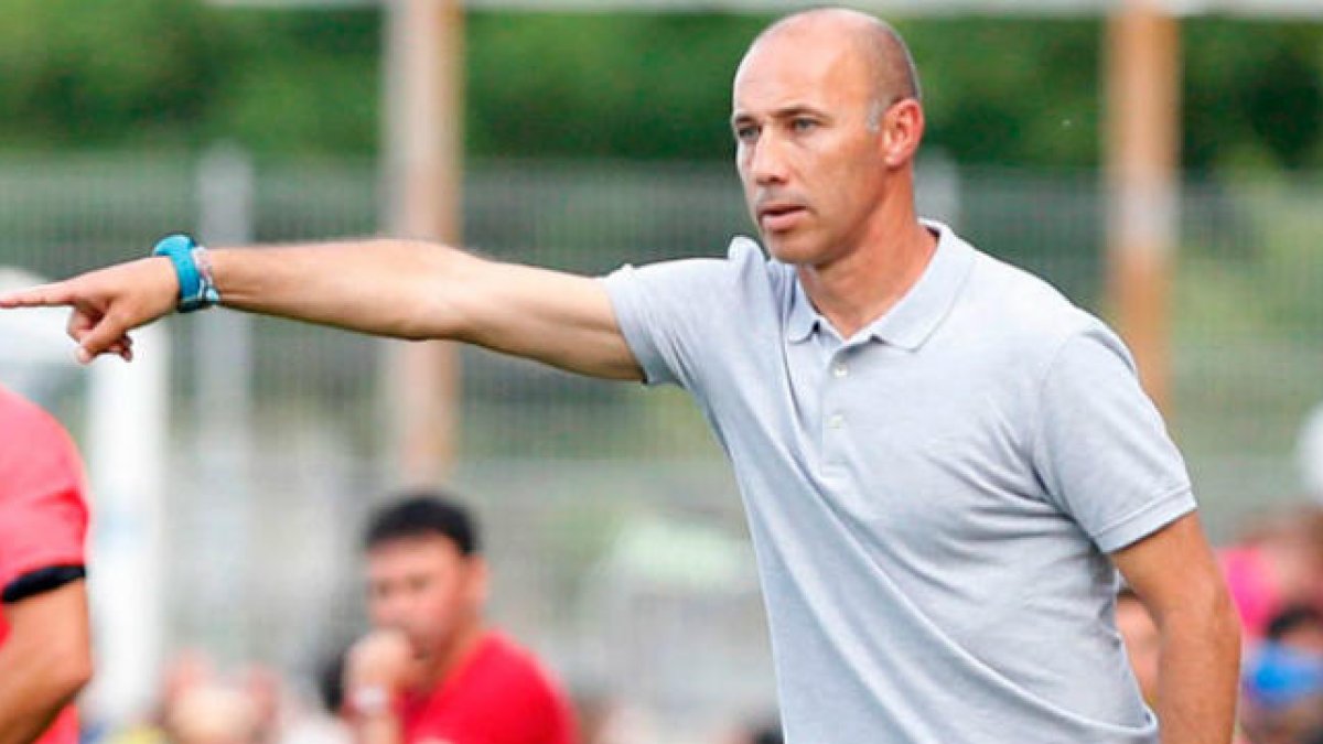 Antonio Calderón, en el banquillo.