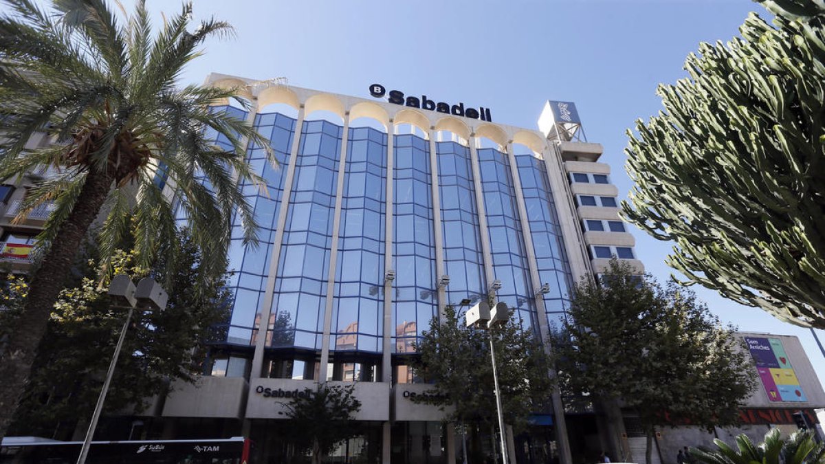 Banc Sabadell guanya 328 milions el 2018, un 54% menys, condicionat per TSB