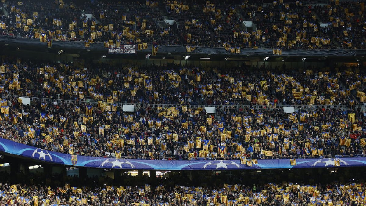 Estelades al Camp Nou durant un partit.