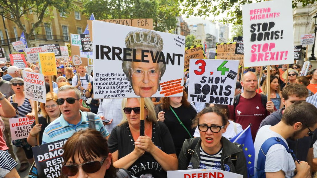 Milers de persones van protestar ahir al Regne Unit contra el ‘cop’ de Boris Johnson al clausurar el Parlament durant cinc setmanes.