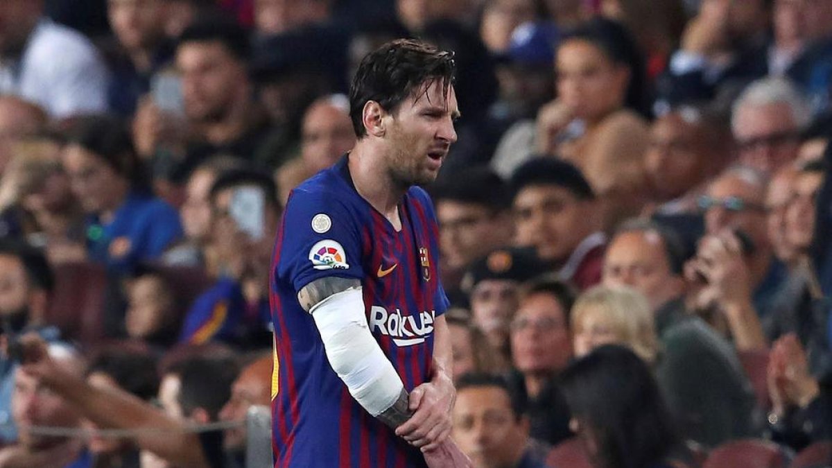 Leo Messi se retira del campo con ostensibles gestos de dolor.