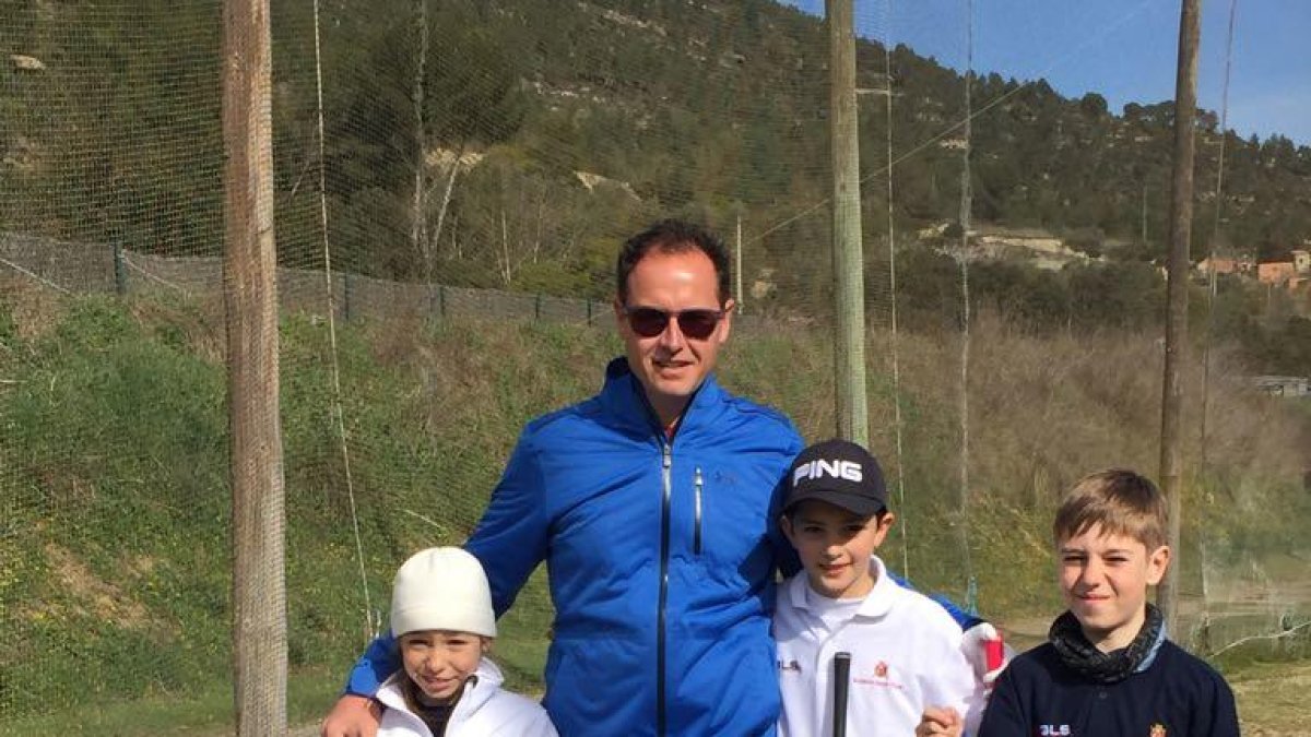 Toni Farreras y los pequeños jugadores del Raimat Golf Club.