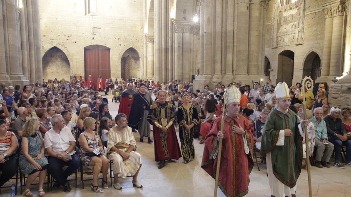 Un miler de persones van seguir ahir a la Seu Vella les diferents escenes de la recreació del casament de Peronella i Ramon Berenguer IV.