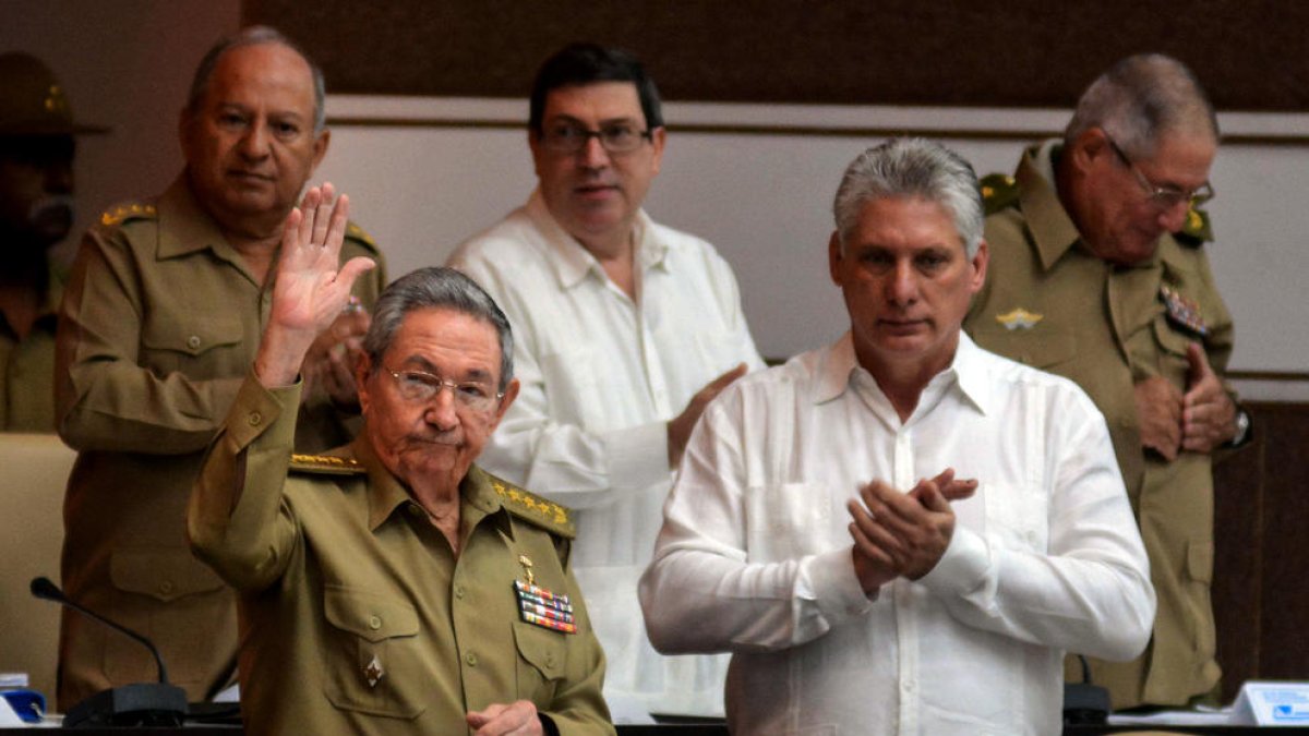 Raúl Castro, vora el candidat Miguel Díaz-Canel, en una imatge d’arxiu.
