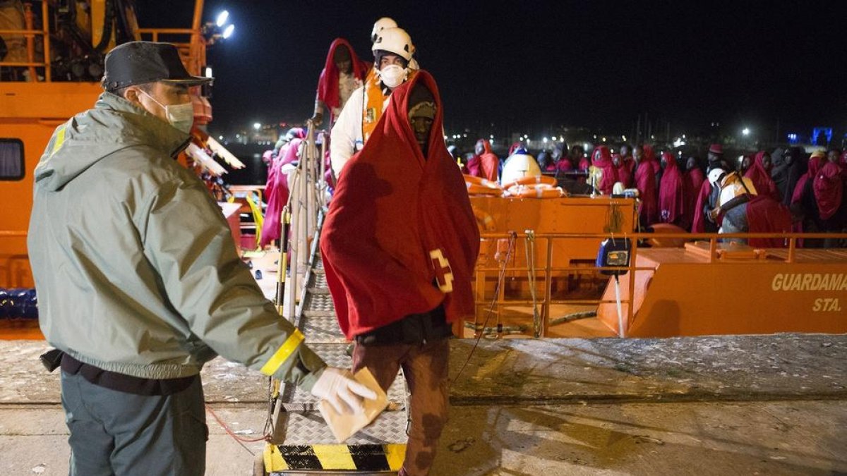 Inmigrantes rescatados el miércoles en Alborán a su llegada al puerto de Motril, el miécoles.