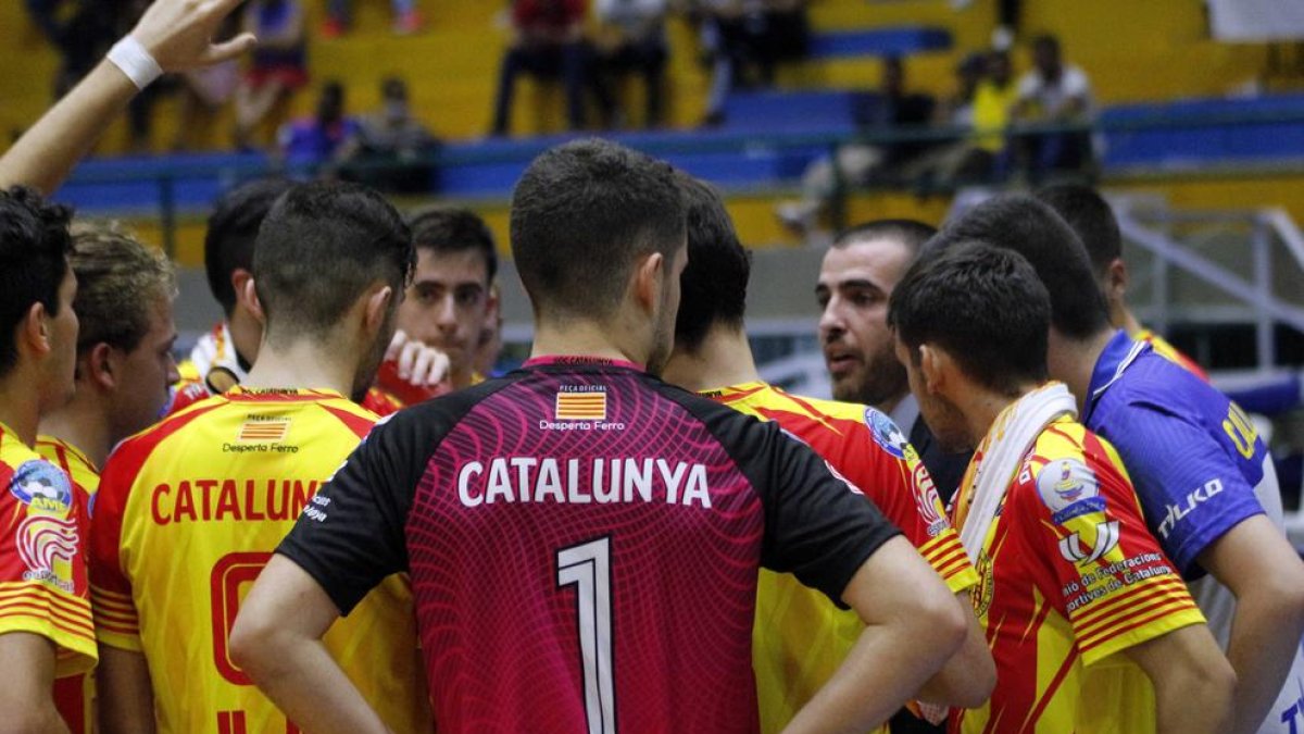 Jordi Castejón dóna instruccions als jugadors en un descans.