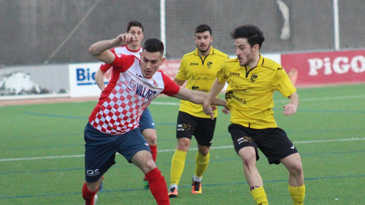 El local Fontana, que havia entrat a la segona part, és pressionat per tres jugadors de l’EFAC.