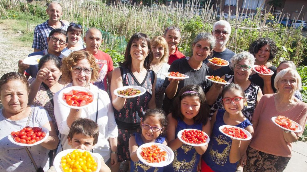 Participantes en la cata de tomates en Tàrrega.
