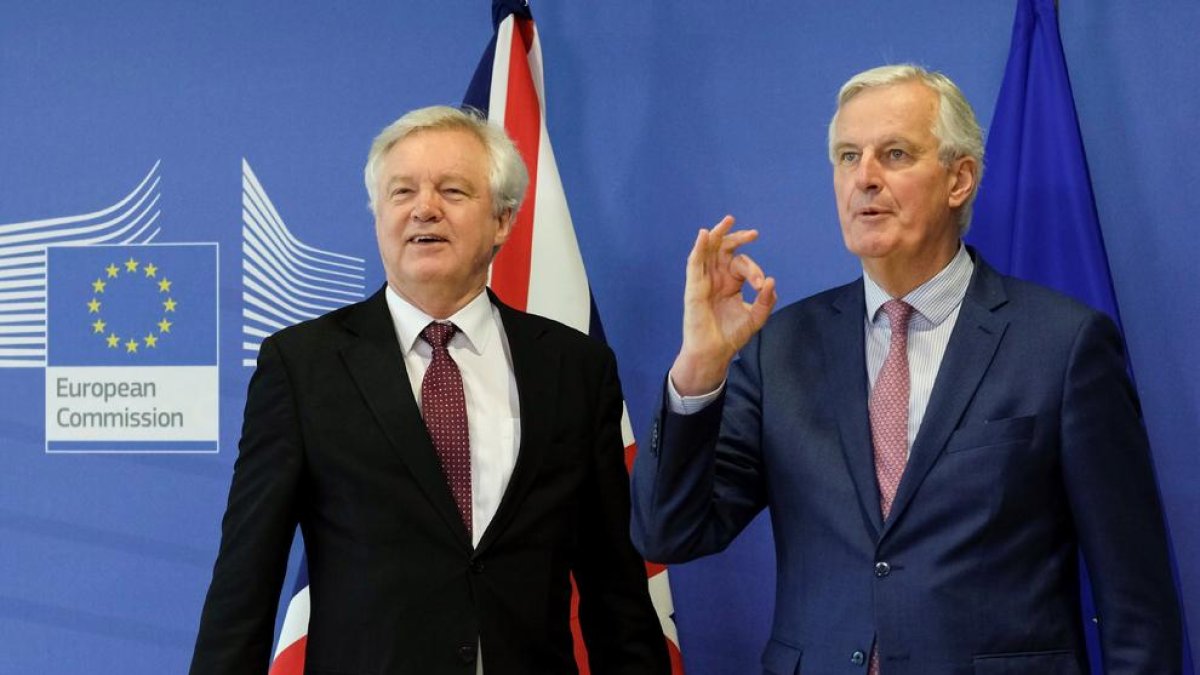 El ministro británico para el Brexit, David Davis (i), y el jefe negociador europeo, Michael Barnier (d).