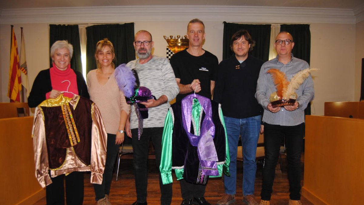 La Colla dels 50 entregó ayer los trajes de los pajes.