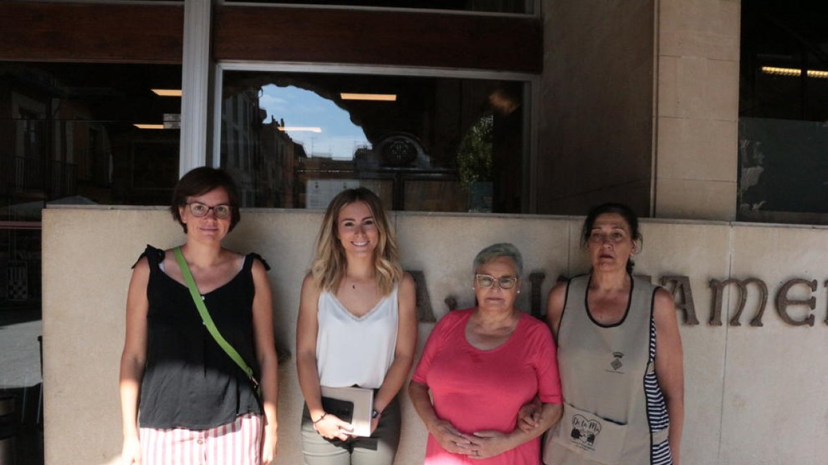 De izquierda a derecha, Cèlia Camarasa (técnica municipal), Marta Cullerés (coordinadora del proyecto), Leonor Guillen y Asun Abellar.