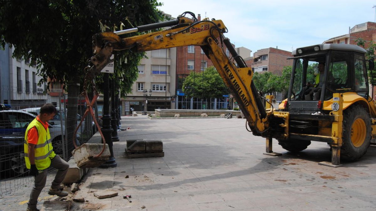 Una màquina inicia la demolició de part de la plaça de l’Ajuntament, que quedarà per ara tancada.