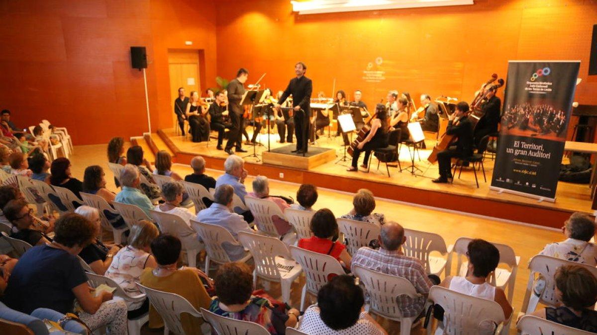 La Orquestra Julià Carbonell, dirigida por Alfons Reverté, ayer en el Centre Cívic de Balàfia.